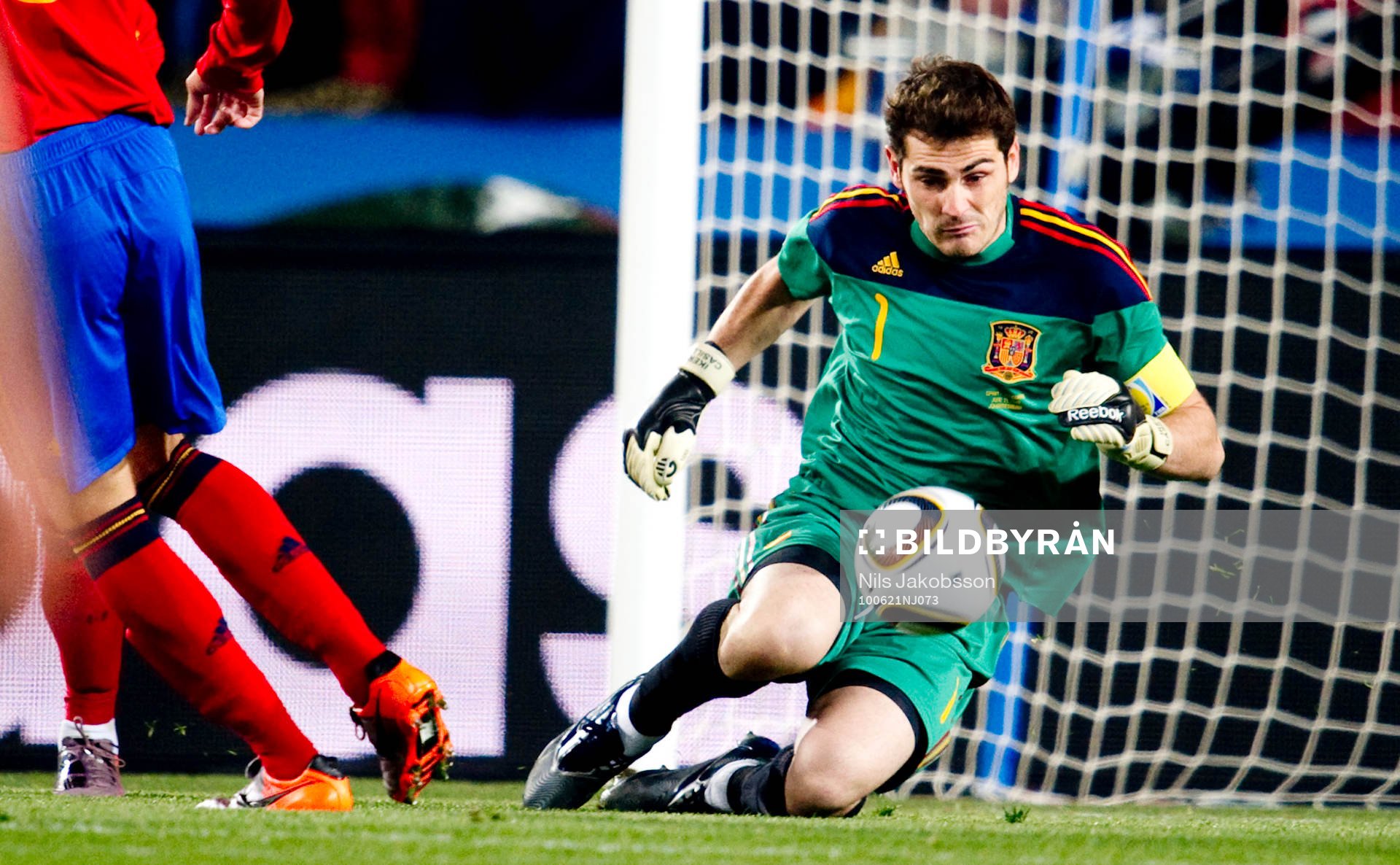 Iker Casillas, målvakt, Spanien, gör en missbedömning