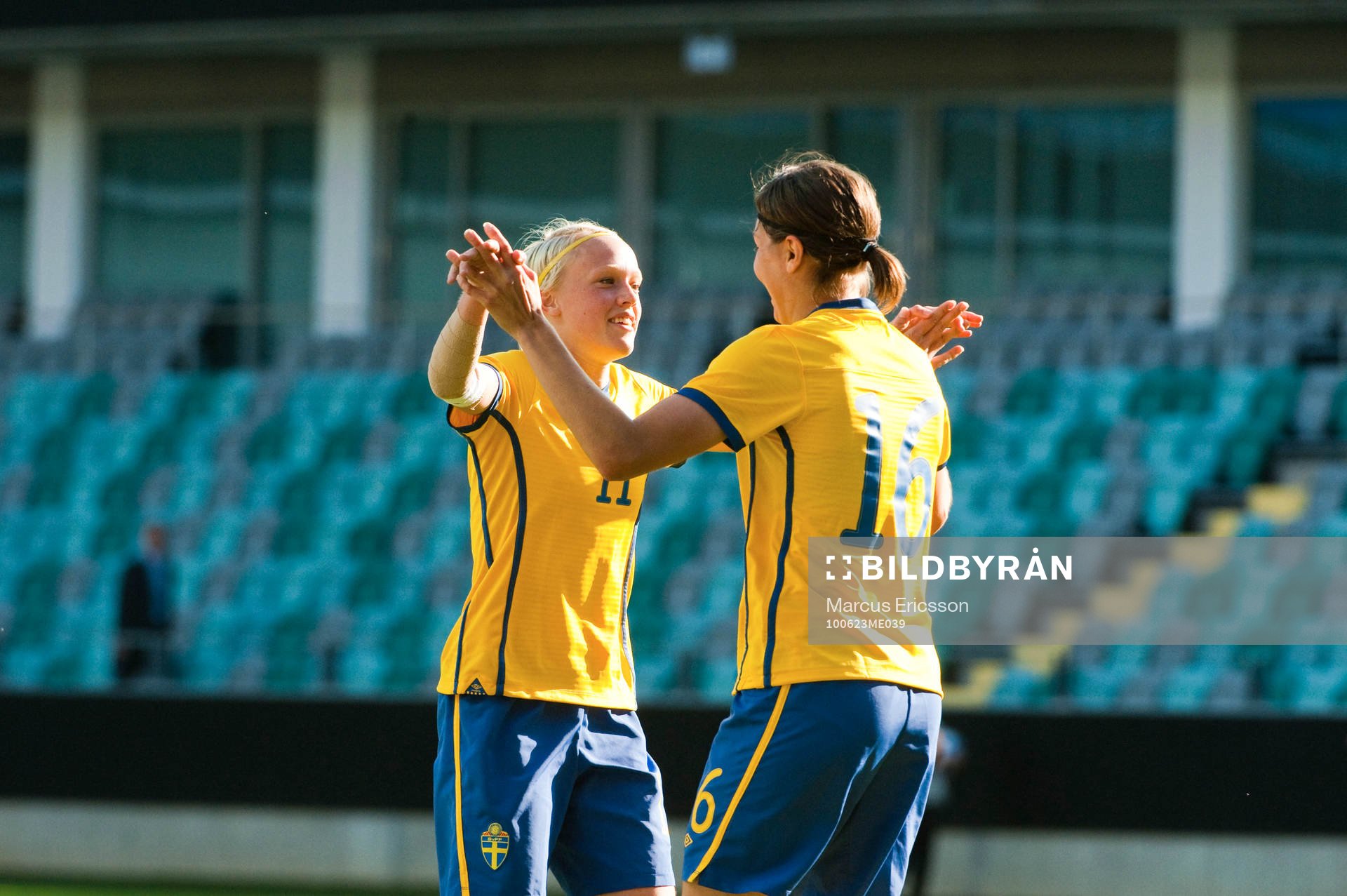  Linnea Liljegärd och Linda Forsberg jubel.