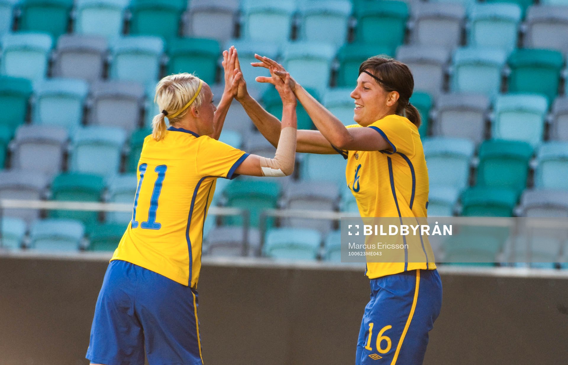 Linnea liljegärd och Linda Forsberg jubel