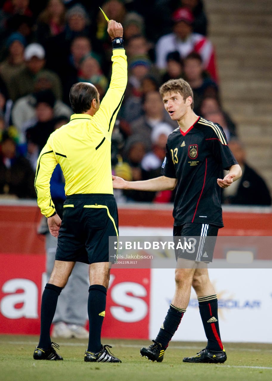 Thomas Müller, Tyskland får ett gult kort av domare