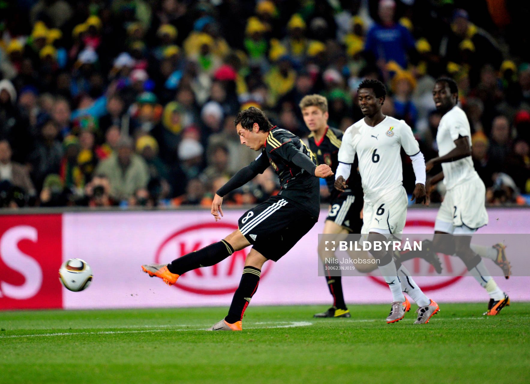 Mesut Özil, Tyskland gör mål
