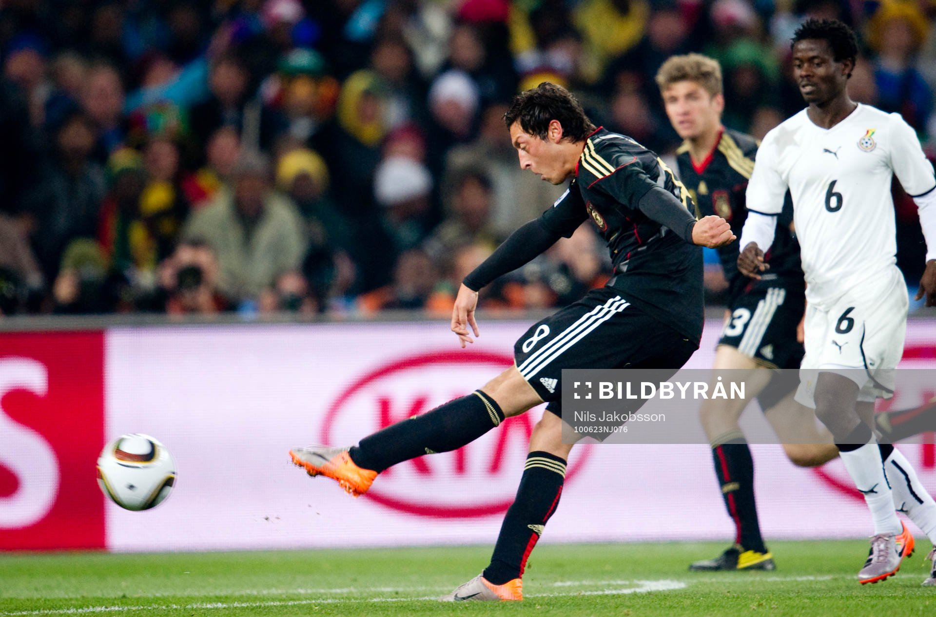 Mesut Özil, Tyskland skjuter in 1-0