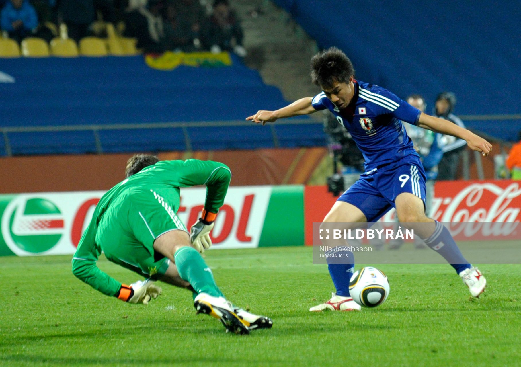 Shinji Okazaki, Japan och Thomas Sörensen, målvakt,