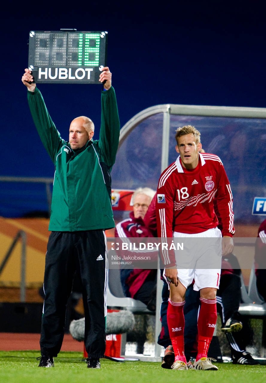 Martin Hansson, fjärdedomare byter in Sören Larsen,