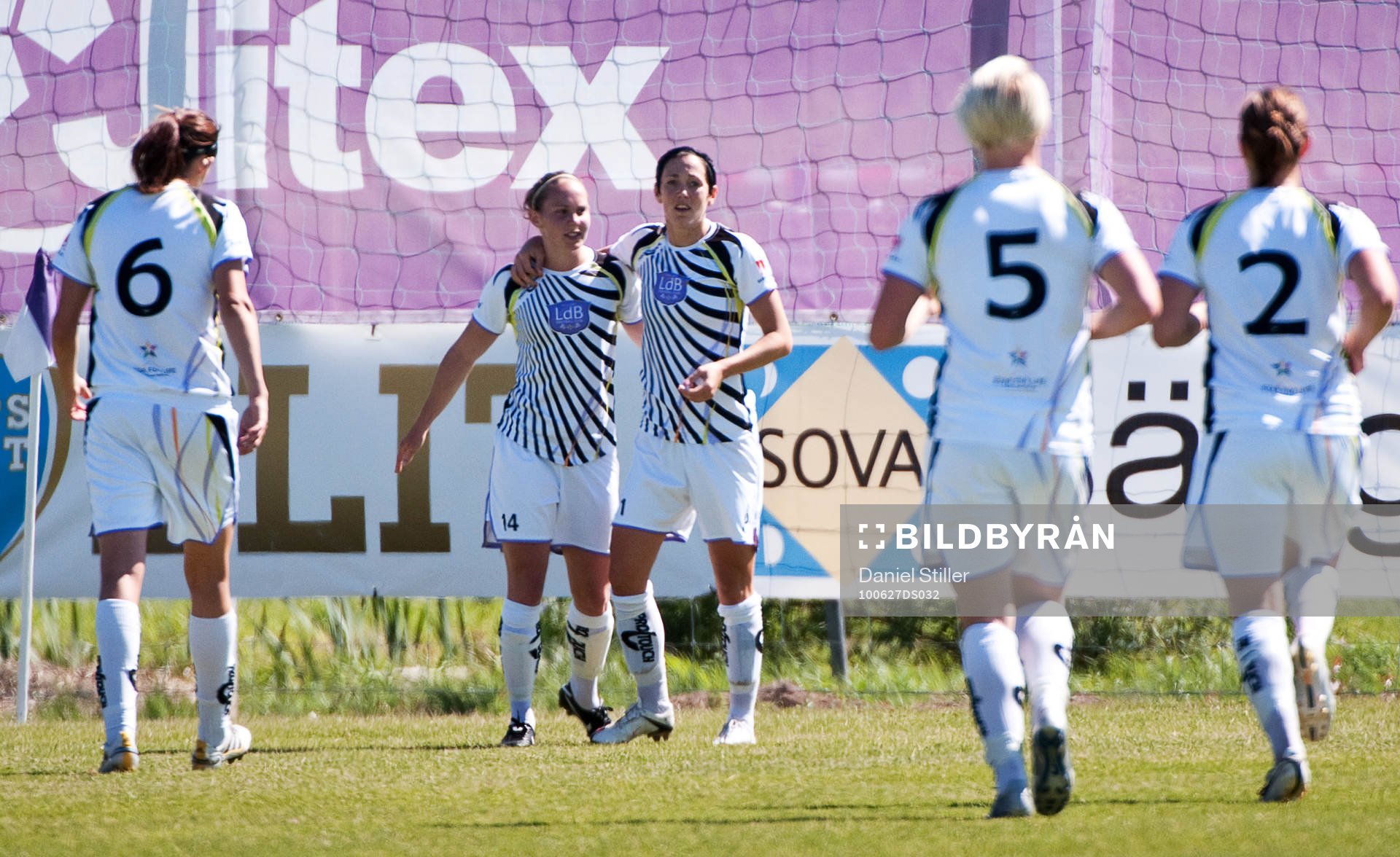  Manon Melis, Malmö, gör 0-1 och kramas om av Therese Sjögran