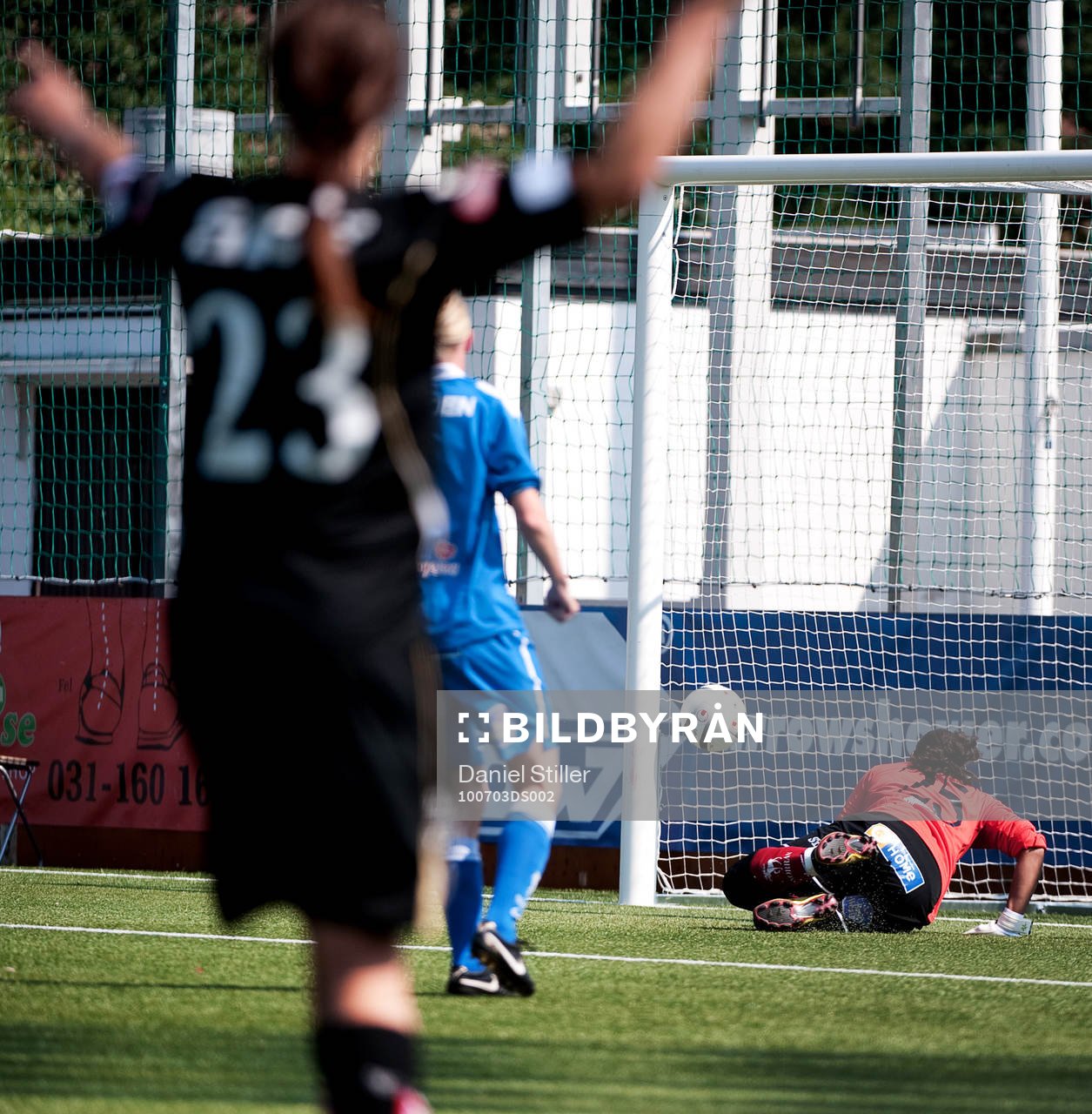  Sara Lindén, Göteborg, gör 2-0 bakom Barbara Micheline Do Monte, målvakt Sunnanå. Johanna Almgren jubel i förgrunden