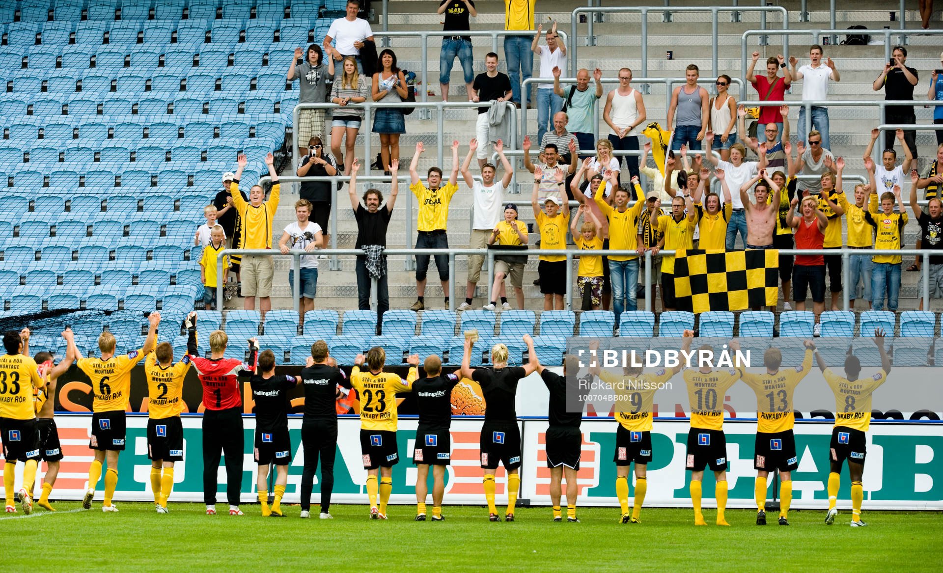 Mjällby, tackar och hyllas av en liten skara supportrar