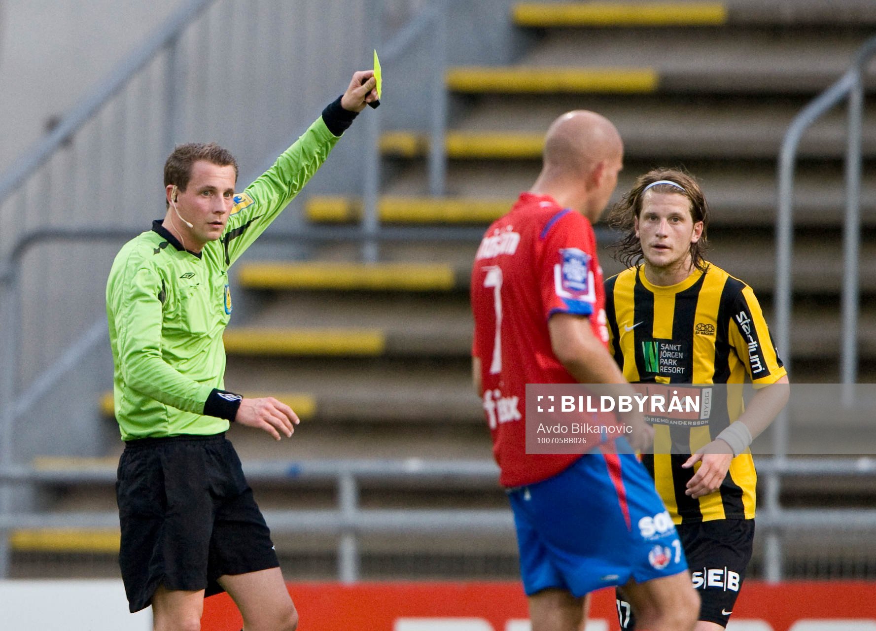 Erik Friberg, Häcken, får gult kort,  av  Andreas Ekberg,