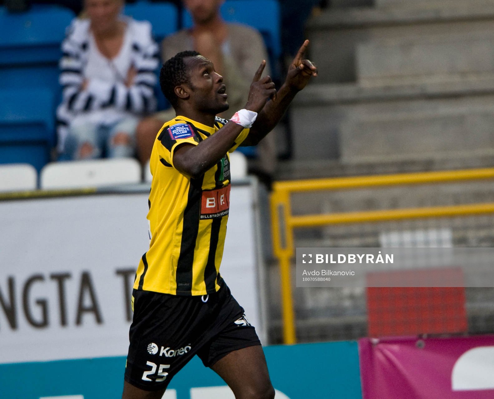 John Chibuike tackar gudar, jubel, Häcken