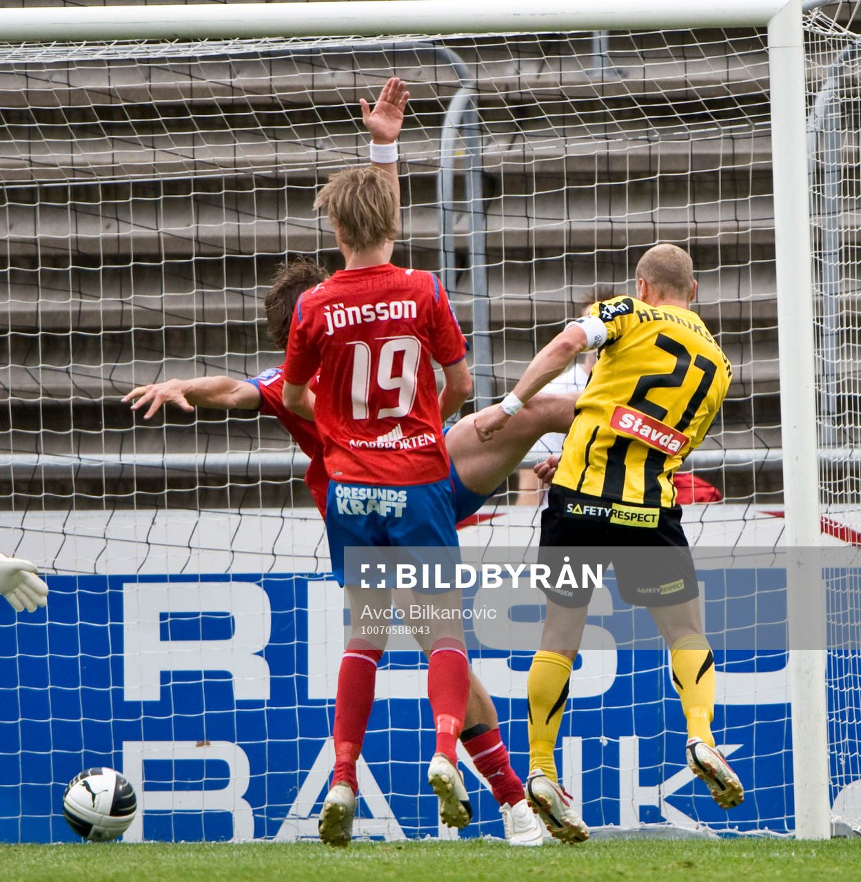 Jonas Henriksson, Häcken, nickar in bollen och vill ha det