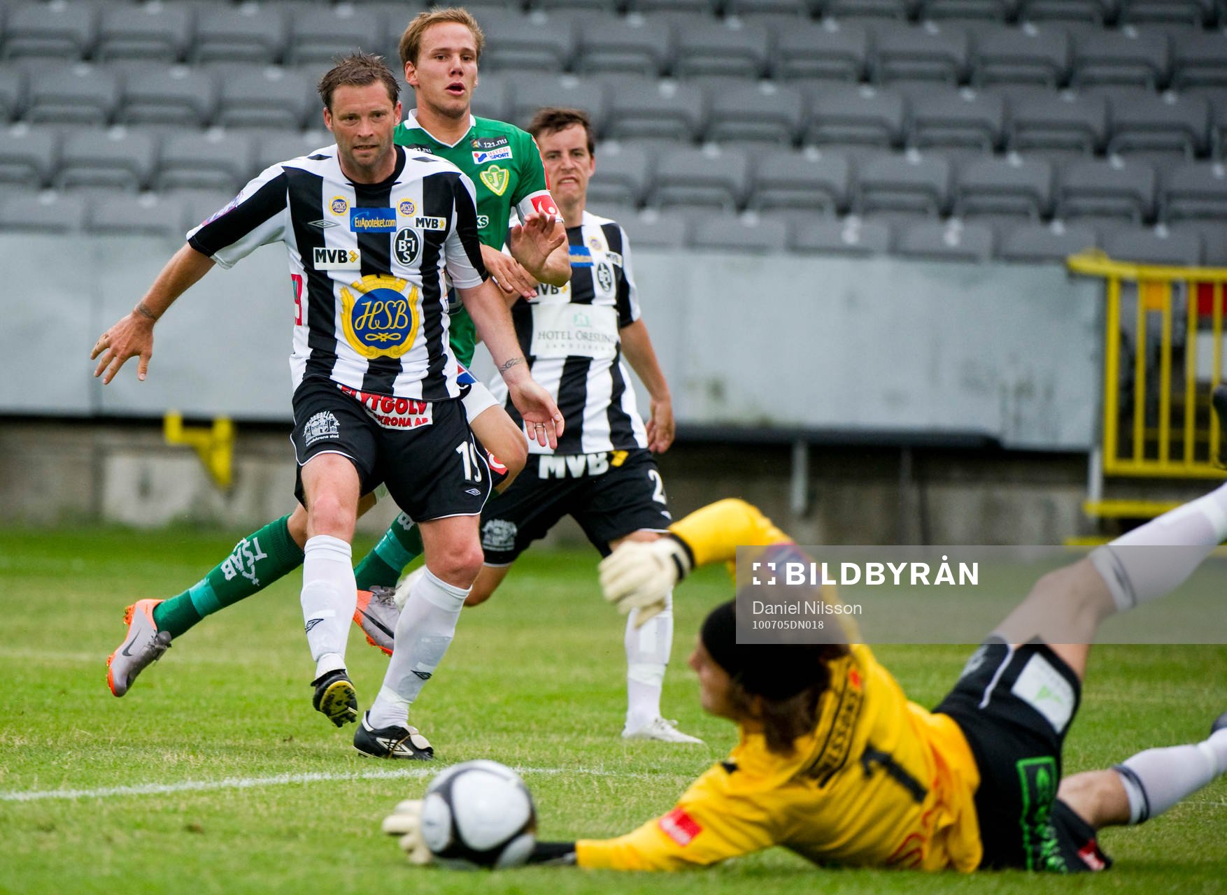 Patrik Redo, Jönköping skjuter mot Peter Karlsson,