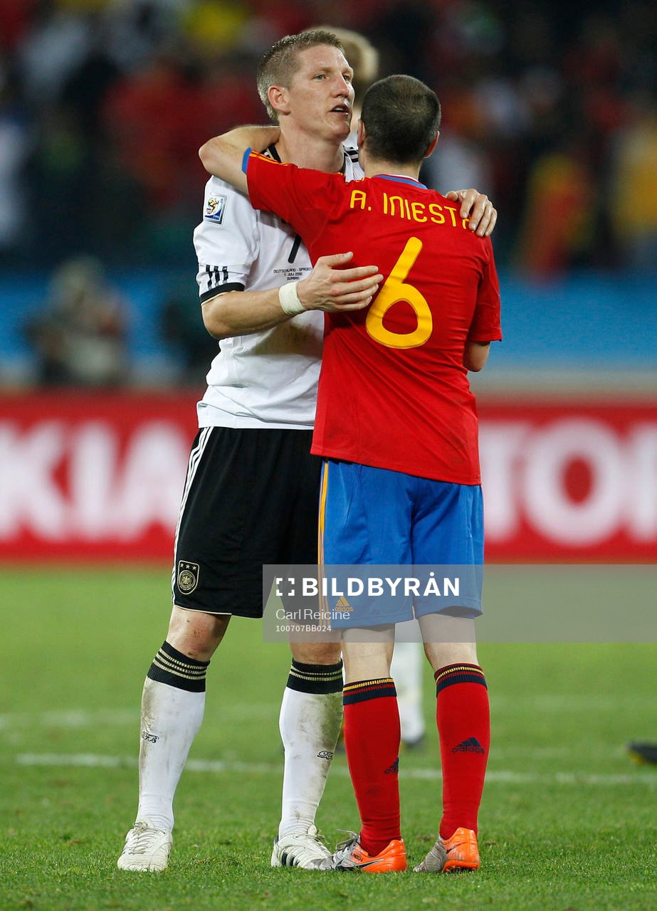Andres Iniesta, Spanien kramar om  Bastian Schweinsteiger,