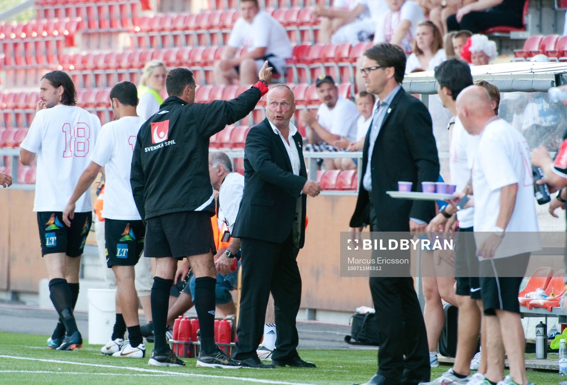 Sören Åkeby, tränare Sundsvall uppvisad på läktaren