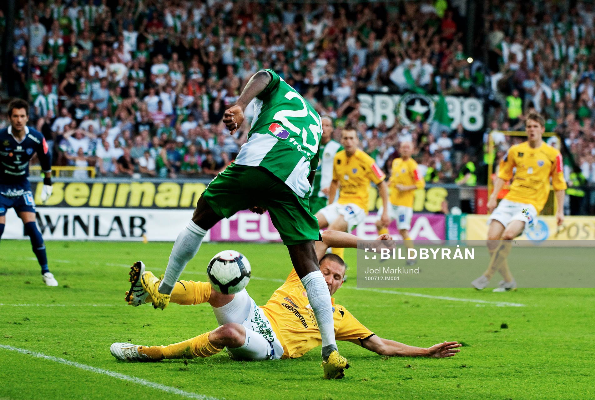 Maic Sema, Hammarby, stoppas av Tibor Joza, Falkenberg