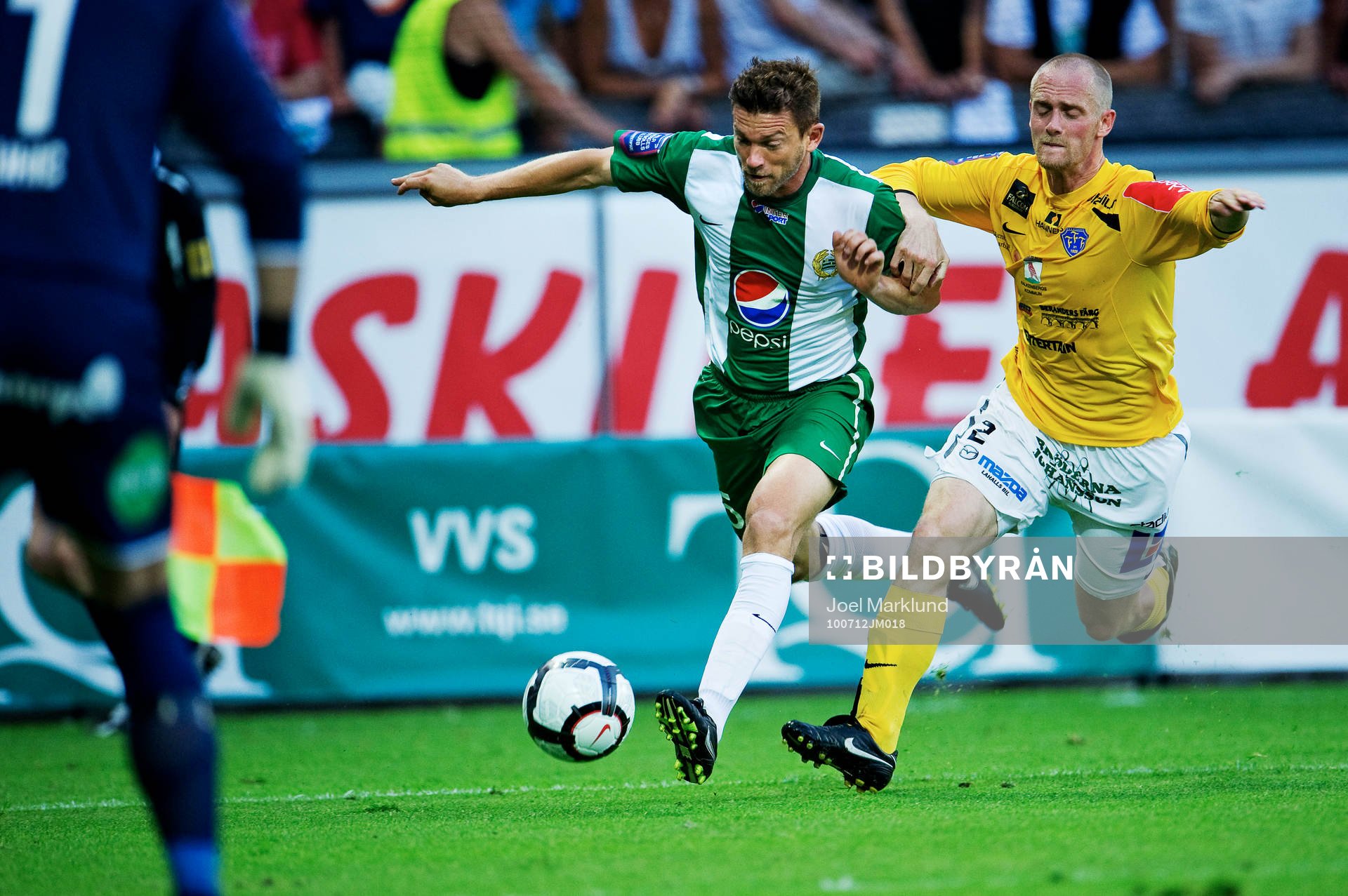 Jesper Blomqvist, Hammarby, i kamp om bollen mot Emil