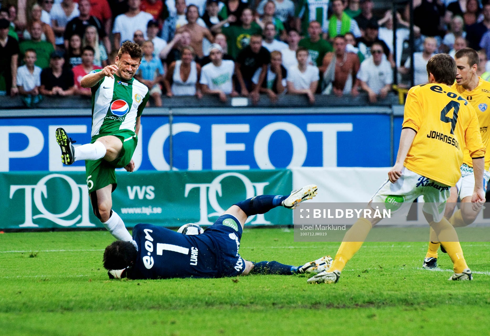Jesper Blomqvist, Hammarby, missar ett skott mot Stojan
