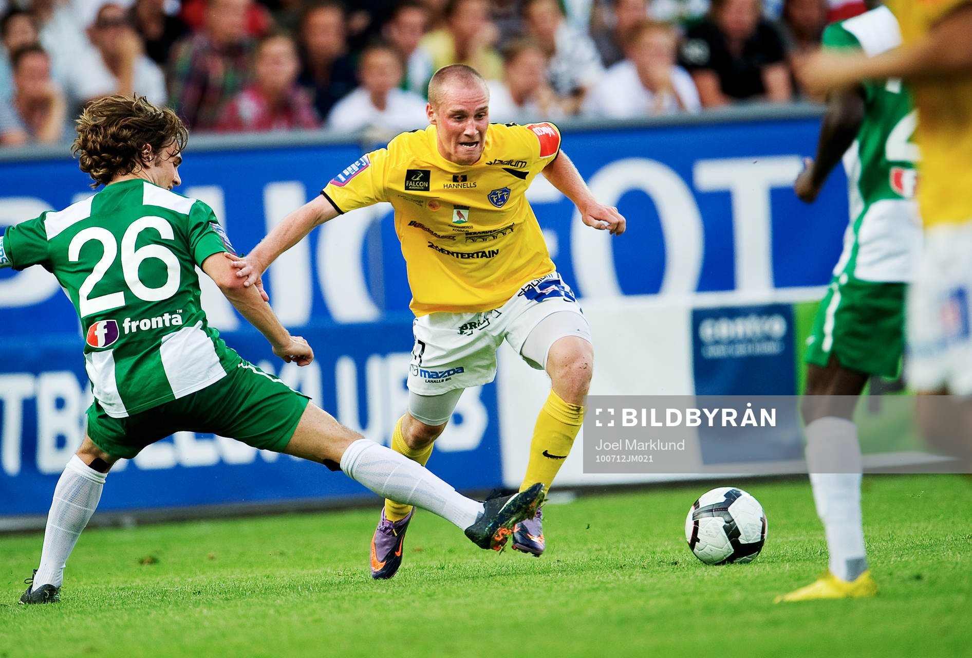 Christoffer Carlsson, Falkenberg, tar sig förbi Simon