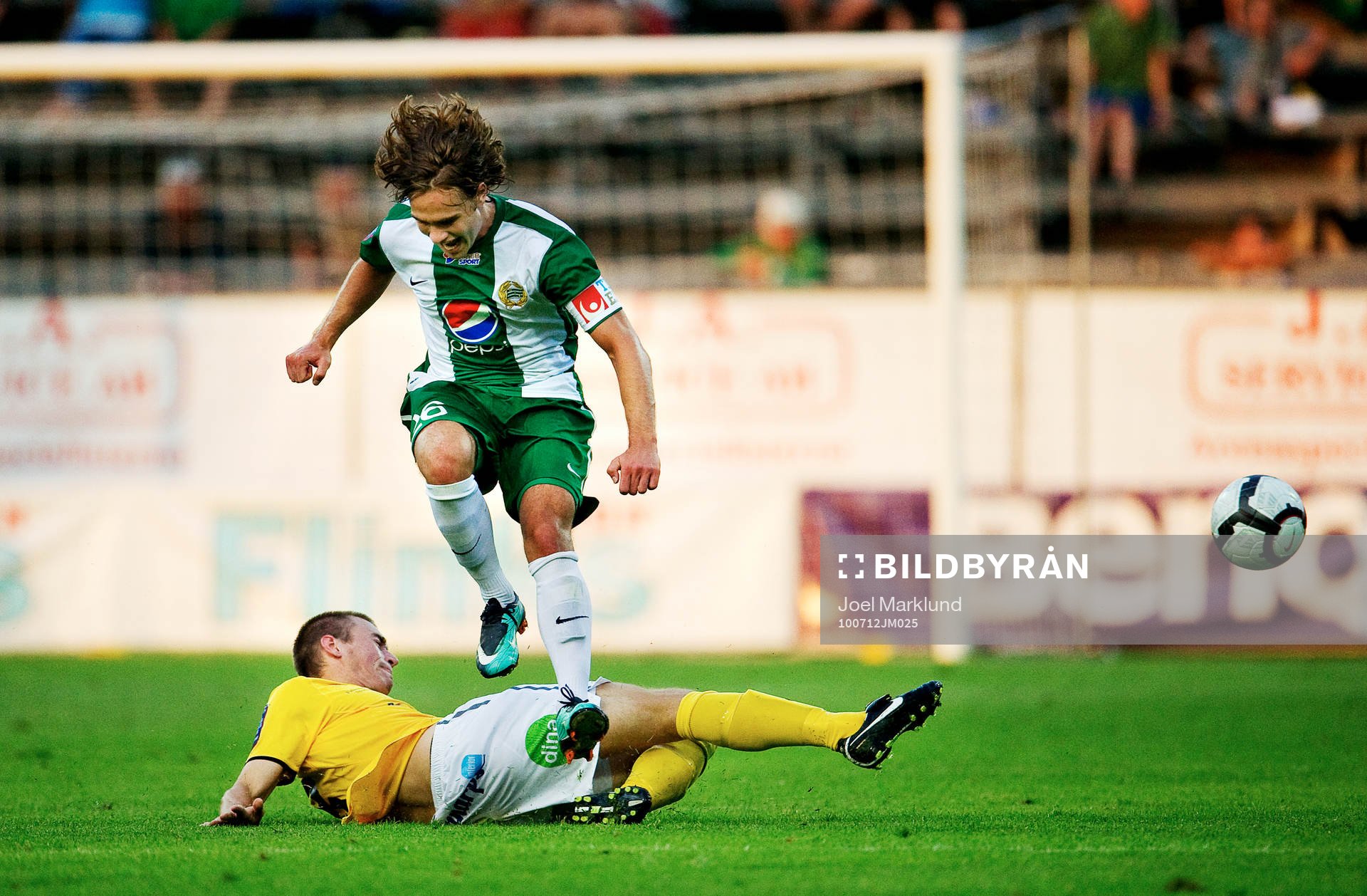 Simon Helg, Hammarby, stoppas av Kristoffer Englén,