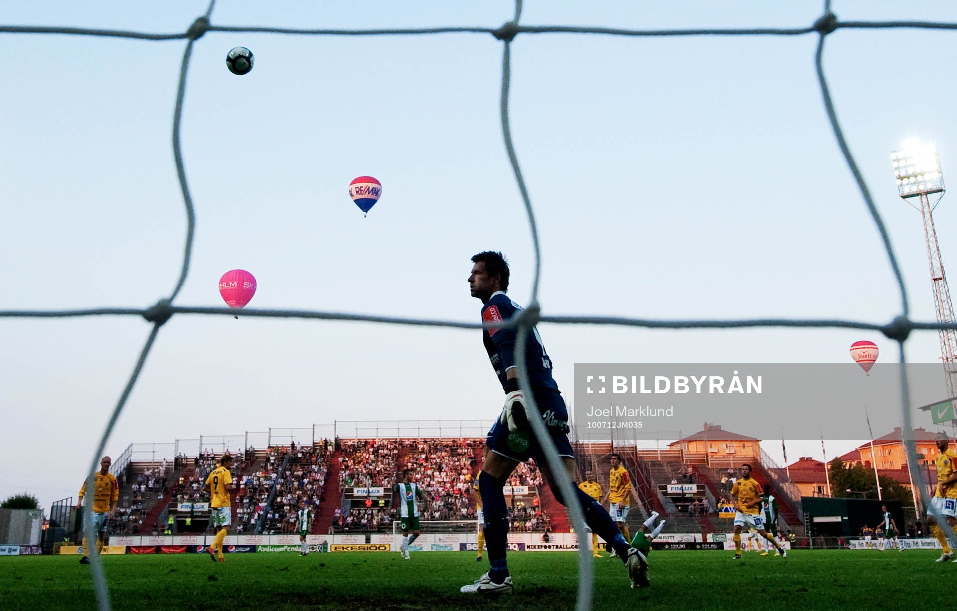 Ballonger passerar i luften ovanför planen