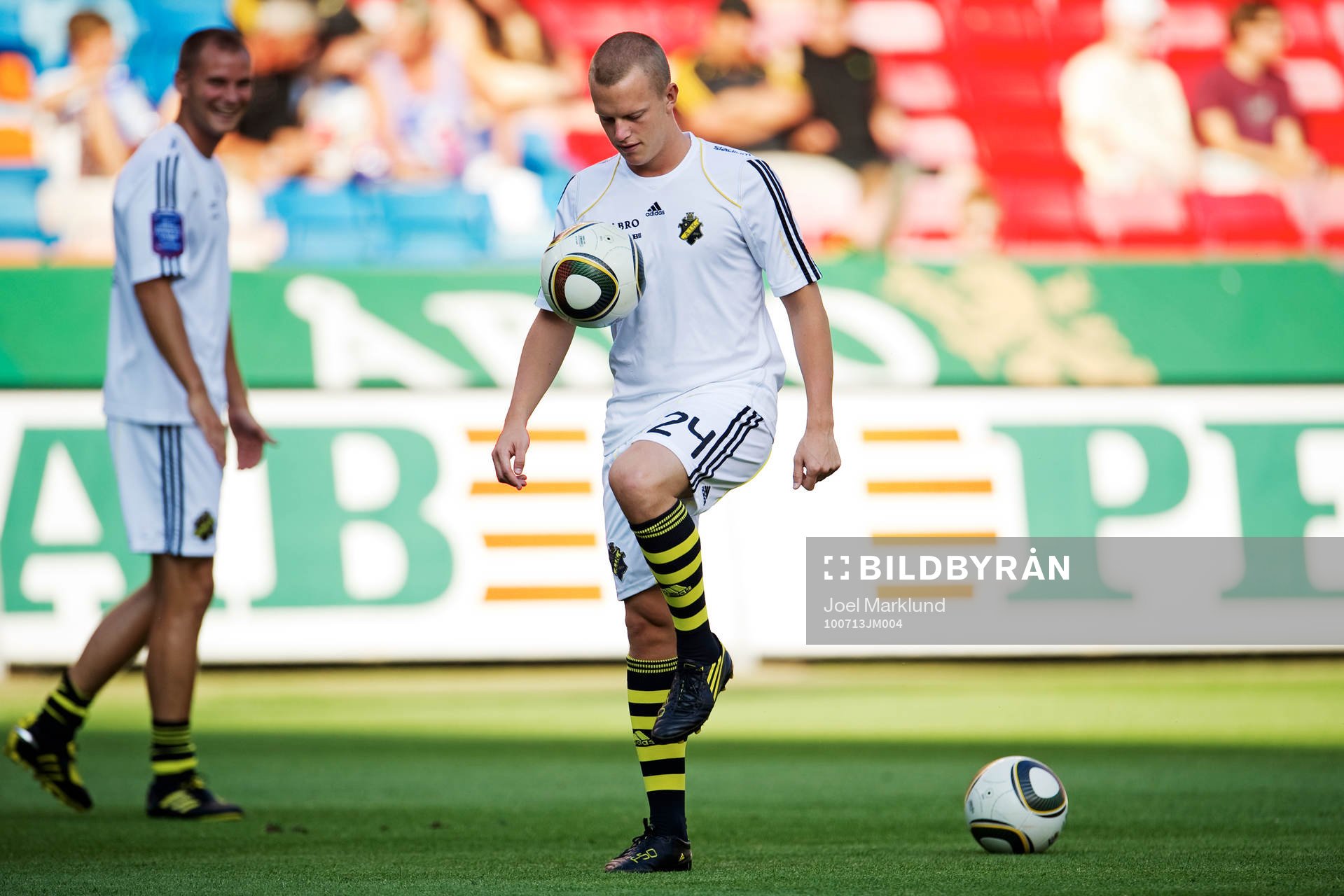 Daniel Gustavsson, AIK, värmer upp. Uppvärmning