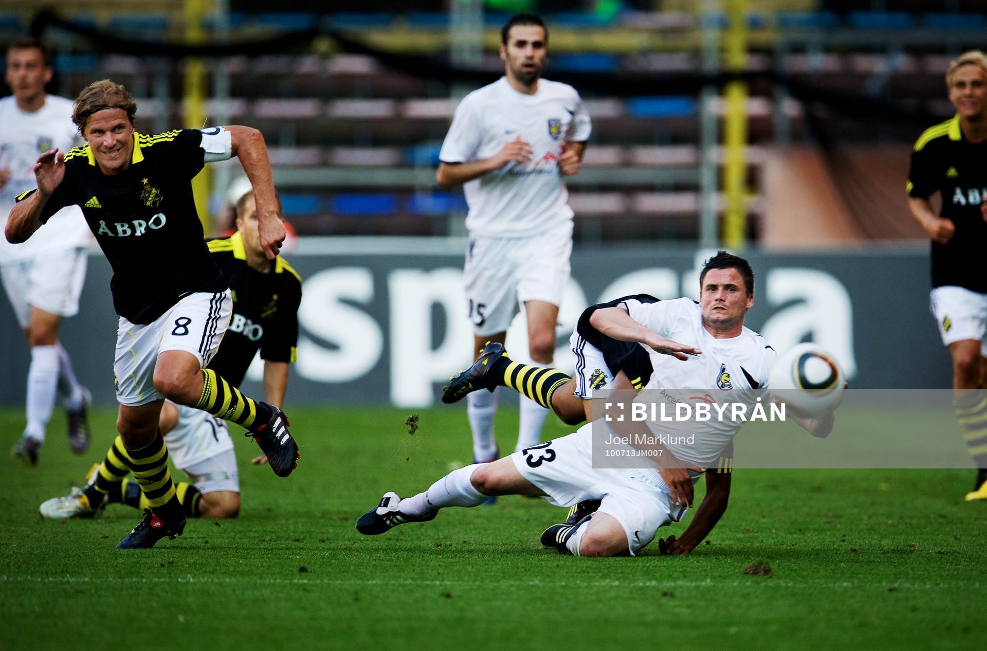 Walid Atta, AIK, fäller Kevin Martin, Jeunesse Esch