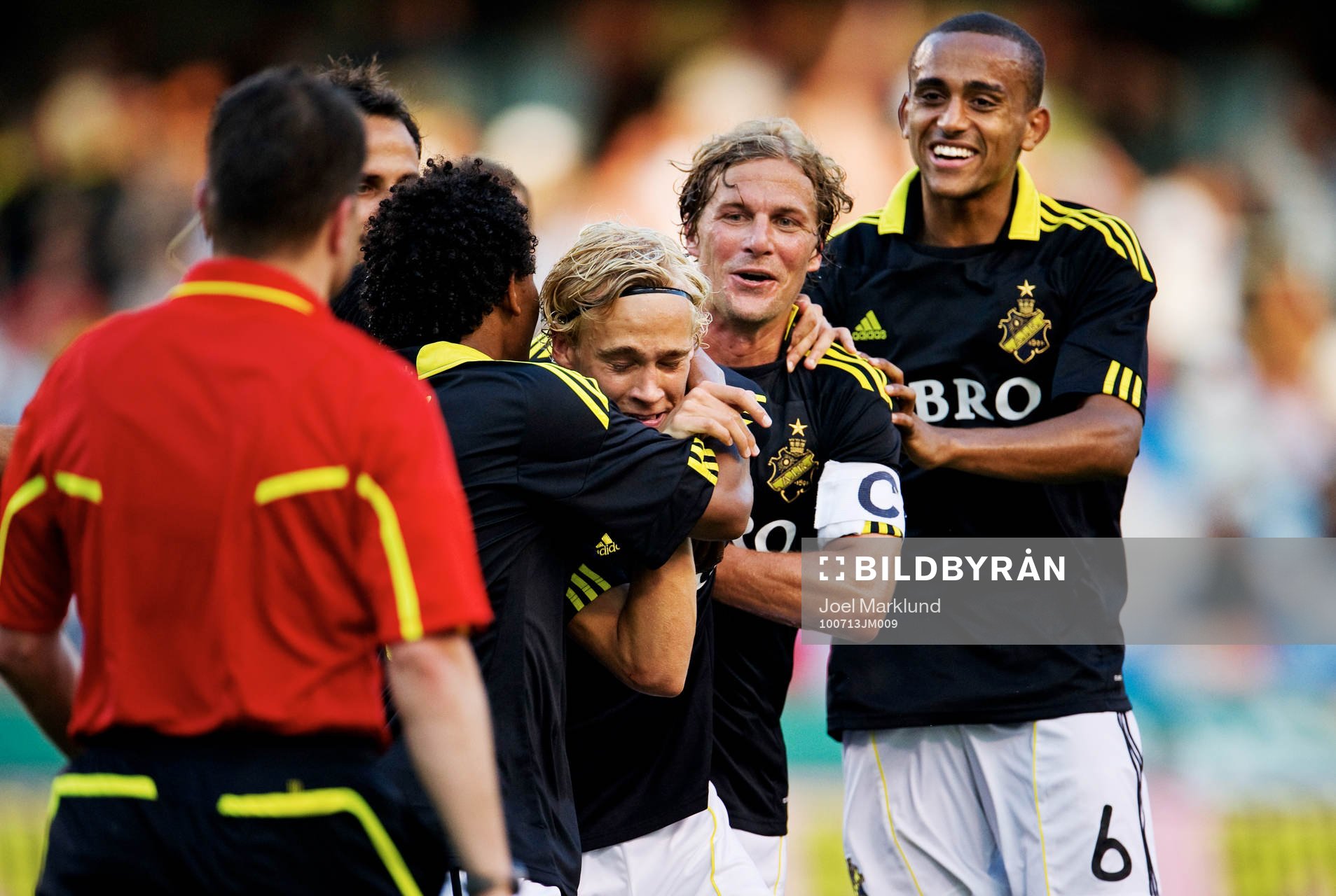 Pontus Engblom, AIK, gratuleras till sitt 1-0-mål