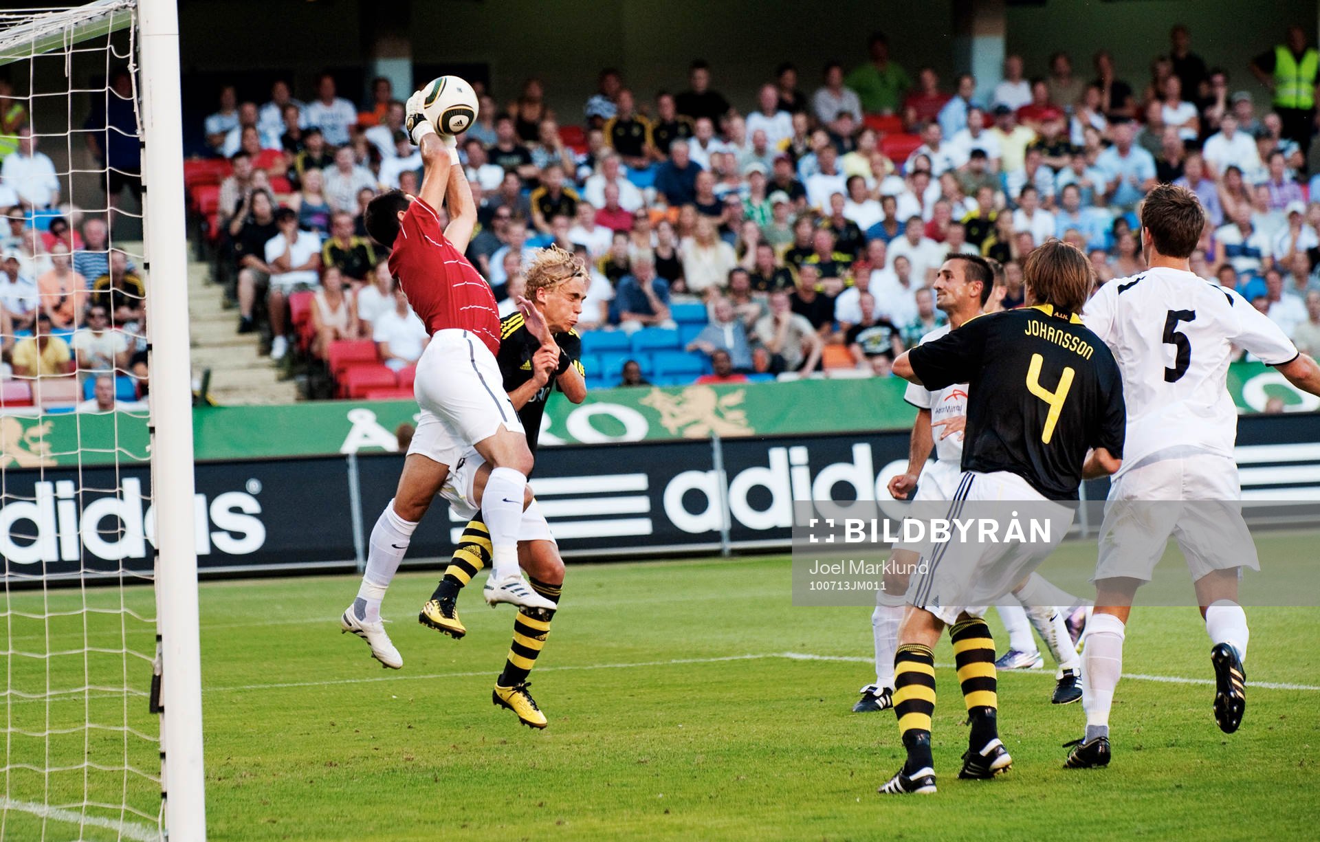Marc Oberweis, målvakt, Jeunesse Esch, tar ner bollen