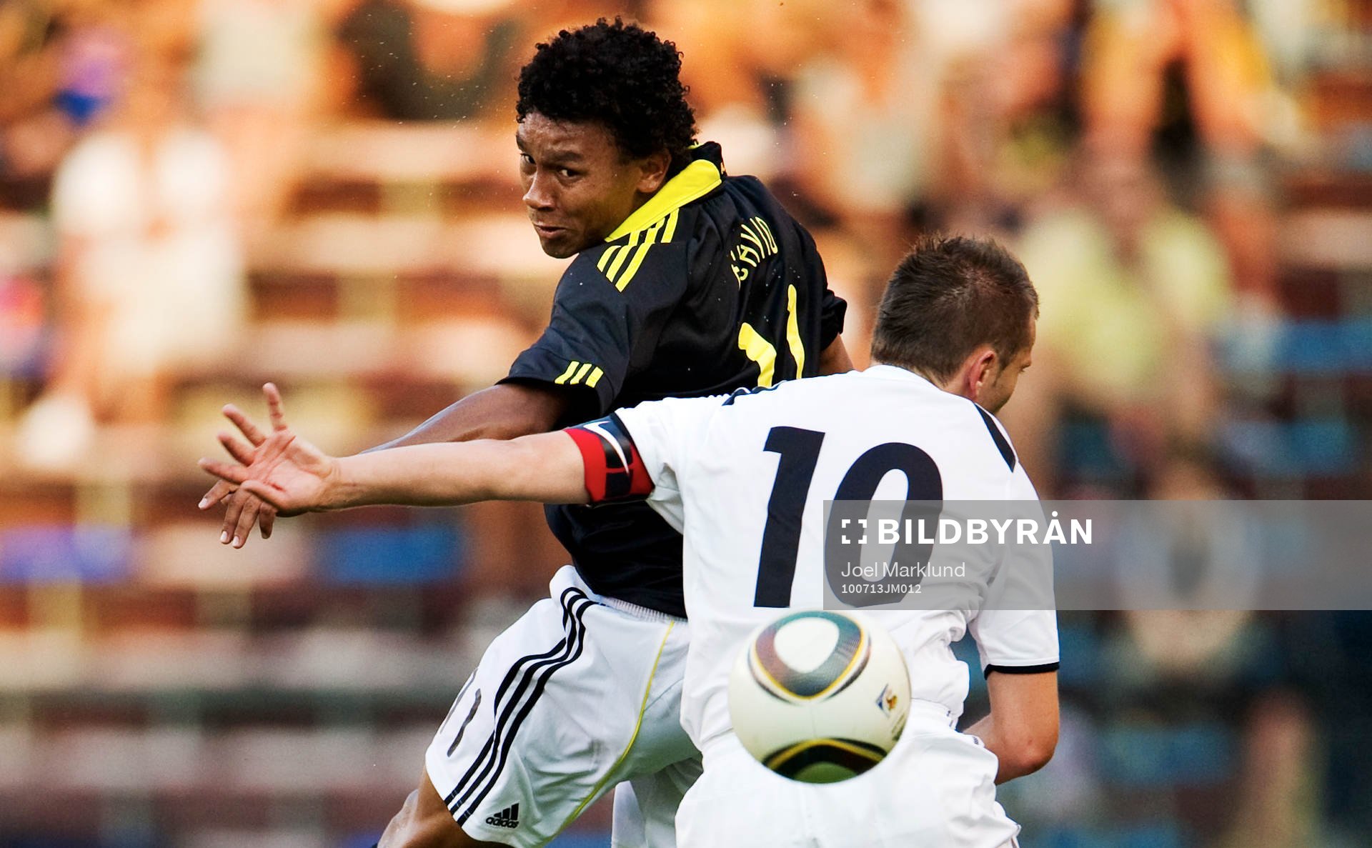 Antônio Flávio, AIK, vinner en luftduell mot René