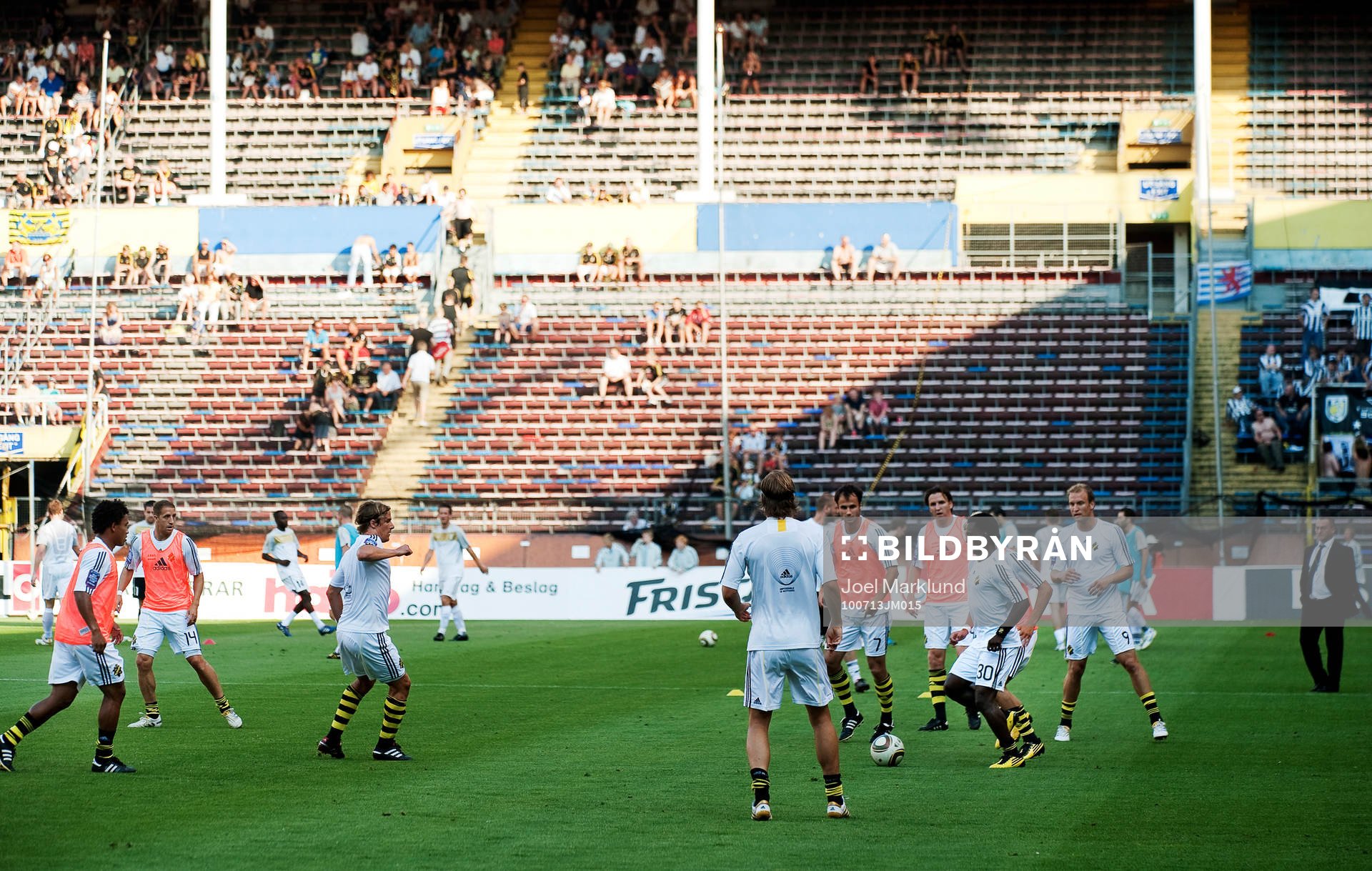 AIK-spelare värmer upp. Uppvärmning