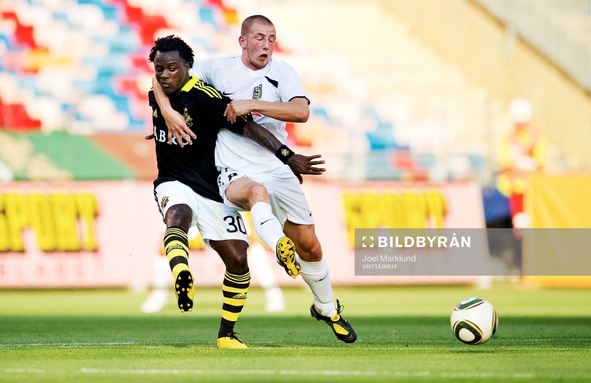 Dulee Johnson, AIK, och Gregory Servais, Jeunesse Esch, i