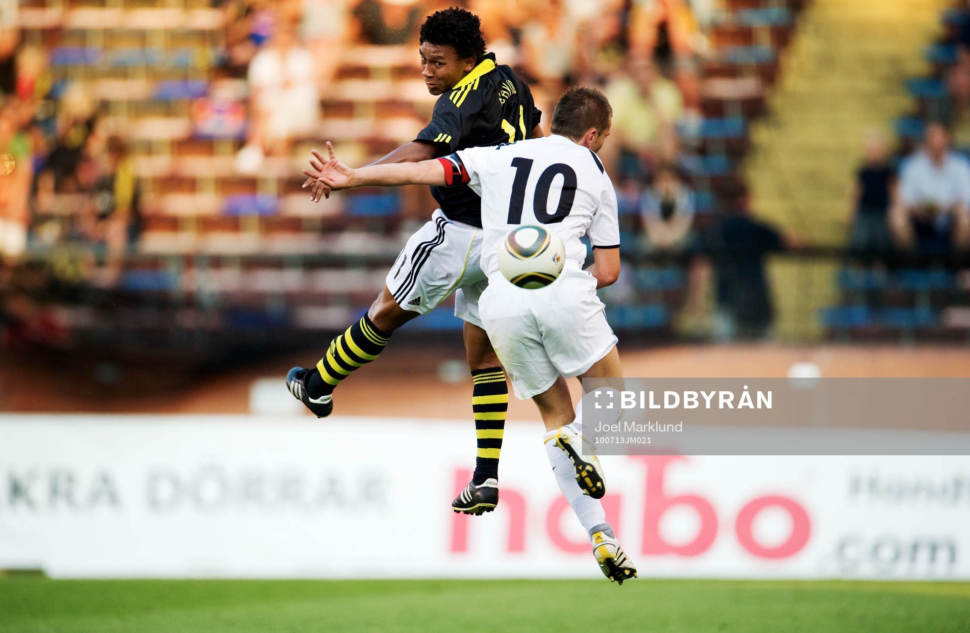 Antônio Flávio, AIK, vinner en luftduell mot René