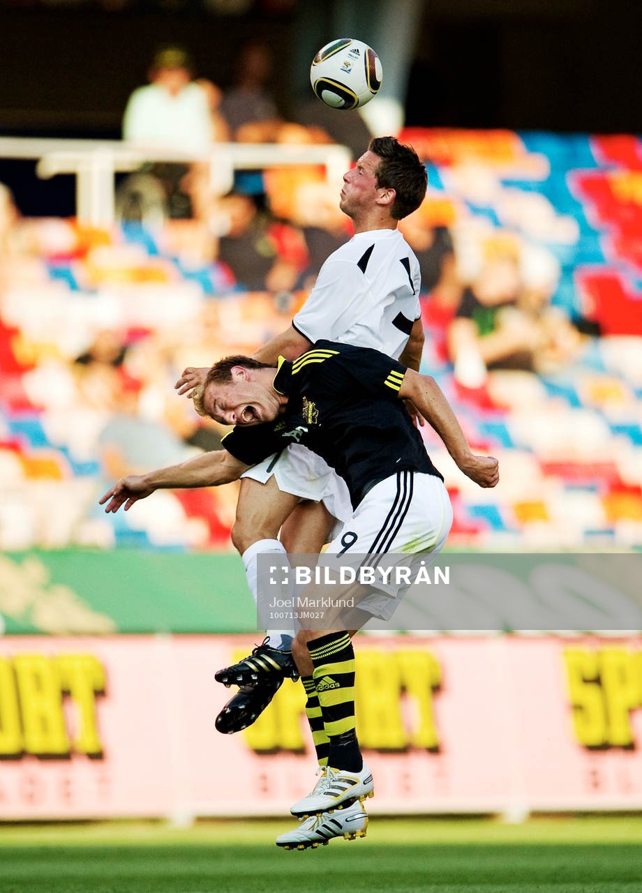 Goran Ljubojevic, AIK, förlorar en nickduell mot Adrien