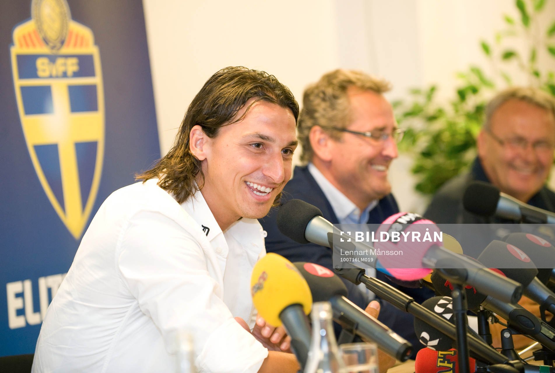 Zlatan Ibrahimovic, tackar åter ja till spel i det svenska