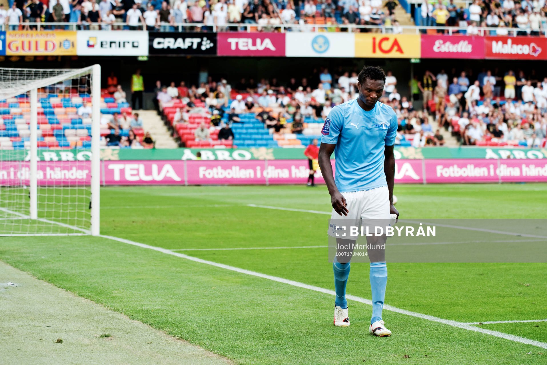 Edward Ofere, Malmö, lämnar matchen
