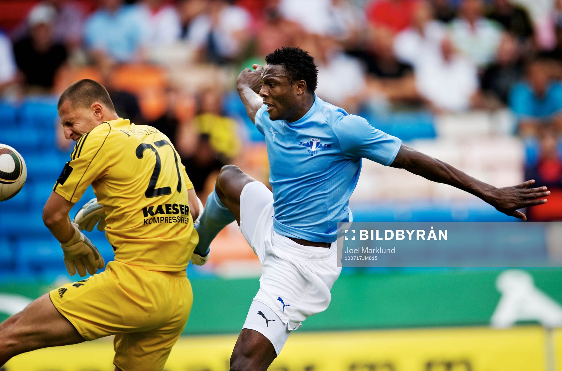 Edward Ofere, Malmö, hoppar upp och träffar Ivan Turina,