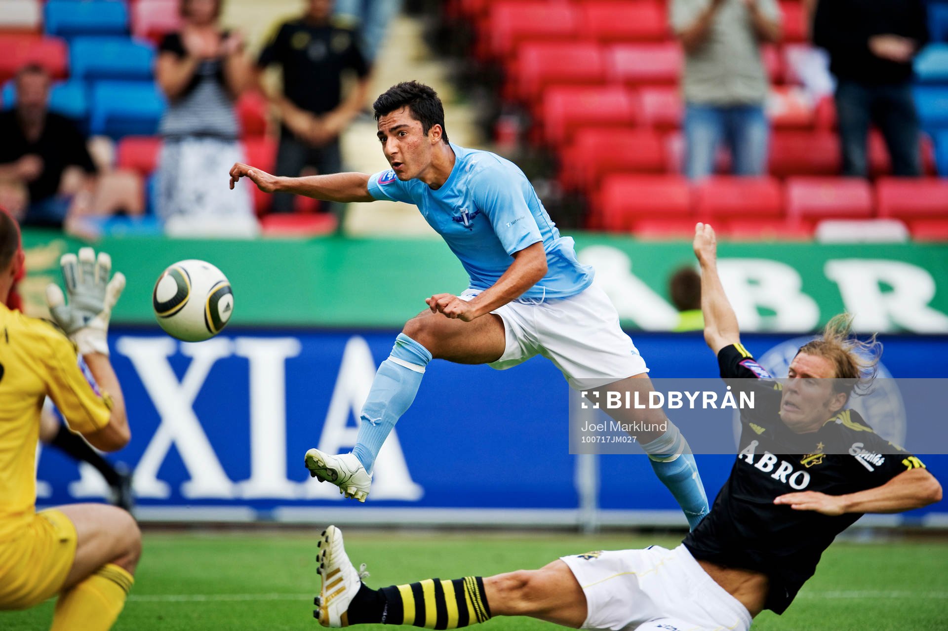 Agon Mehmeti, Malmö, skjuter mot mål