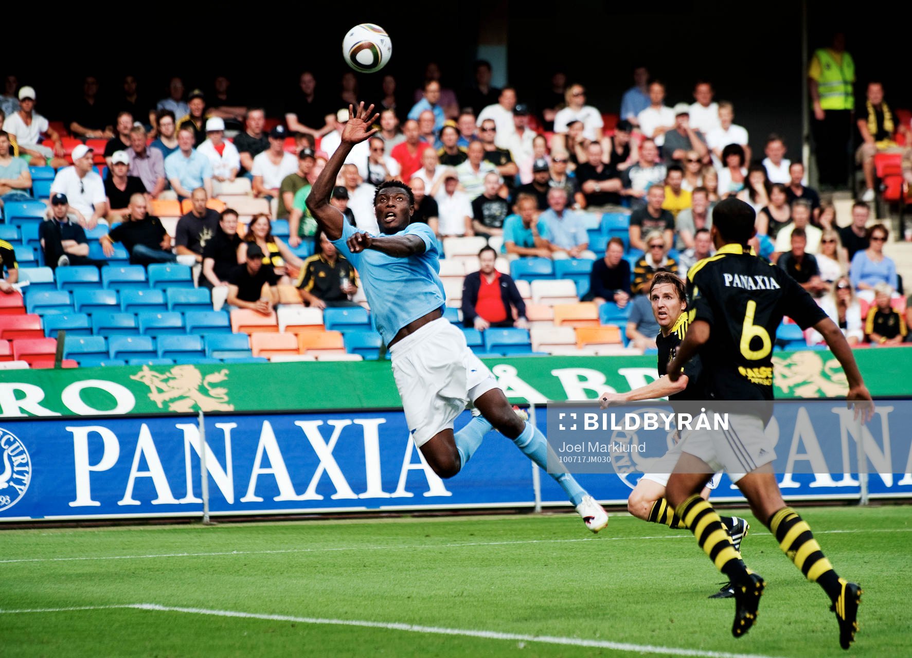 Edward Ofere, Malmö, tar ner bollen med handen