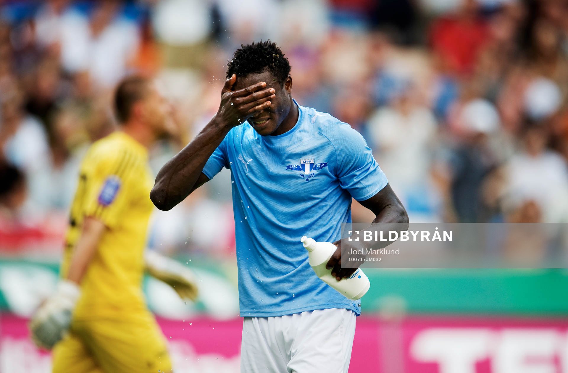 Edward Ofere, Malmö, sköljer av sig