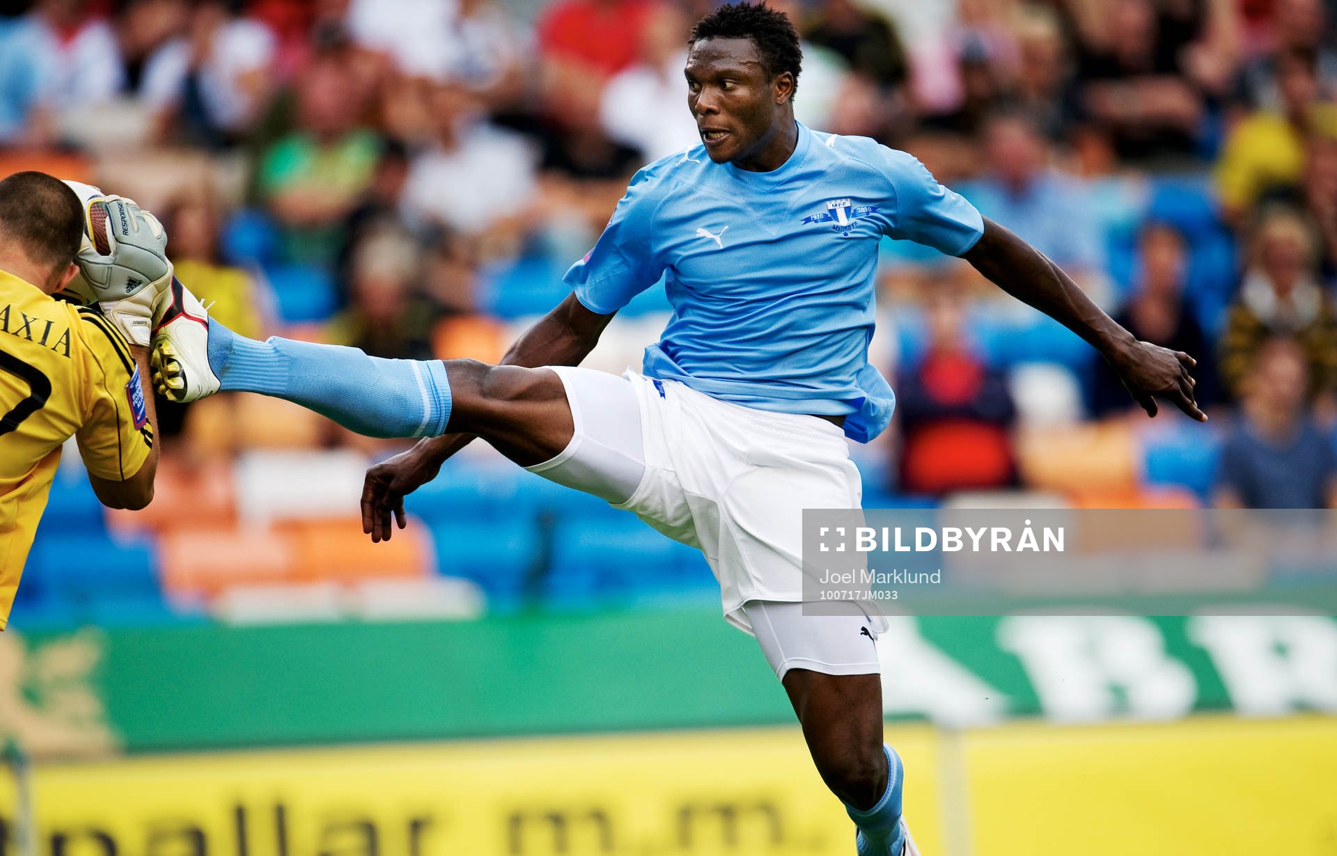 Edward Ofere, Malmö, hoppar upp och träffar Ivan Turina,