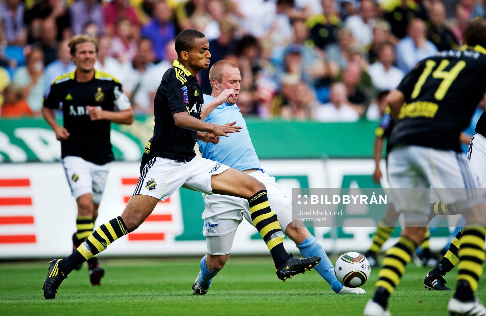 Walid Atta, AIK, kämpar mot Daniel Larsson, Malmö
