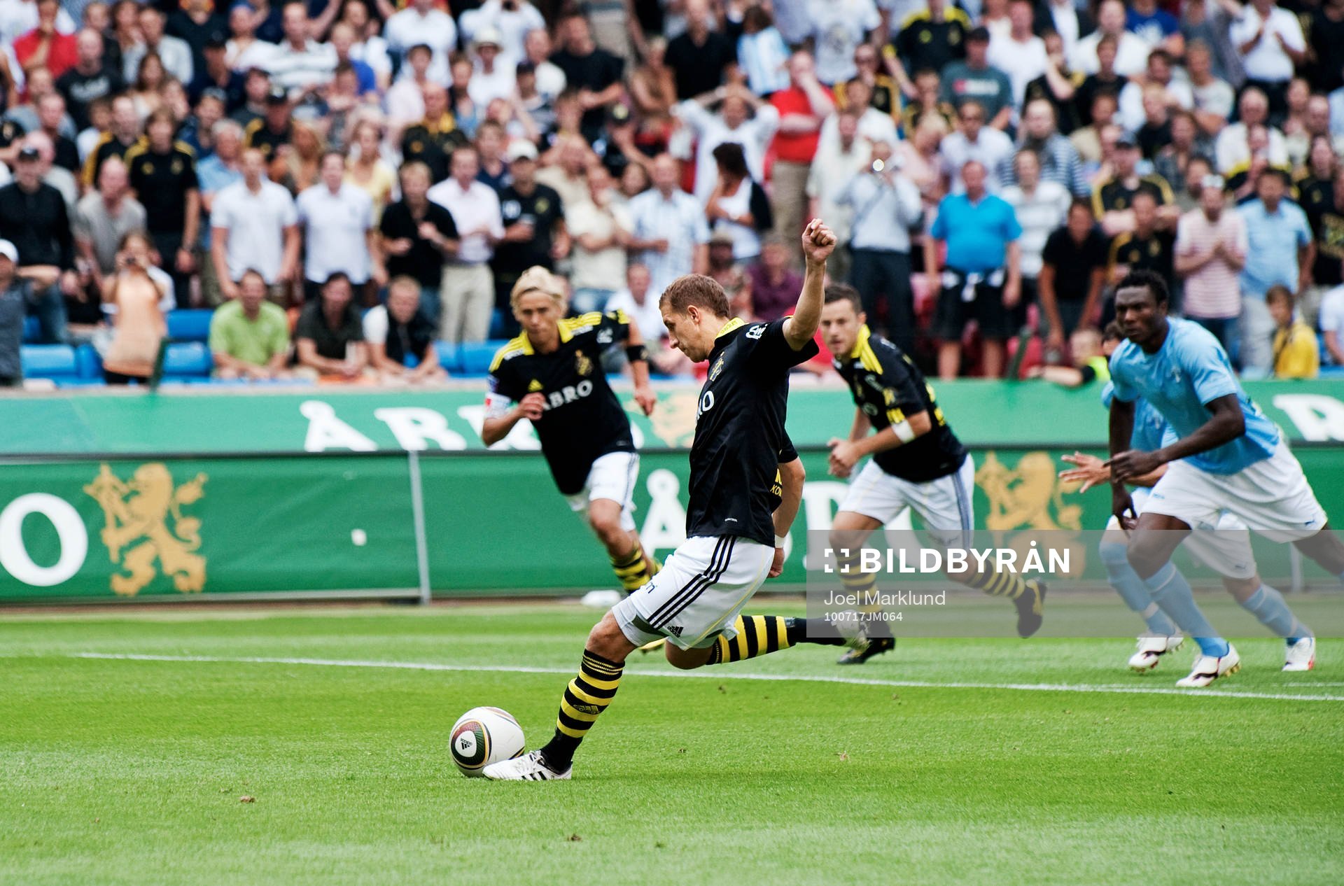 Kenny Pavey, AIK, skjuter in 1-0 på straff