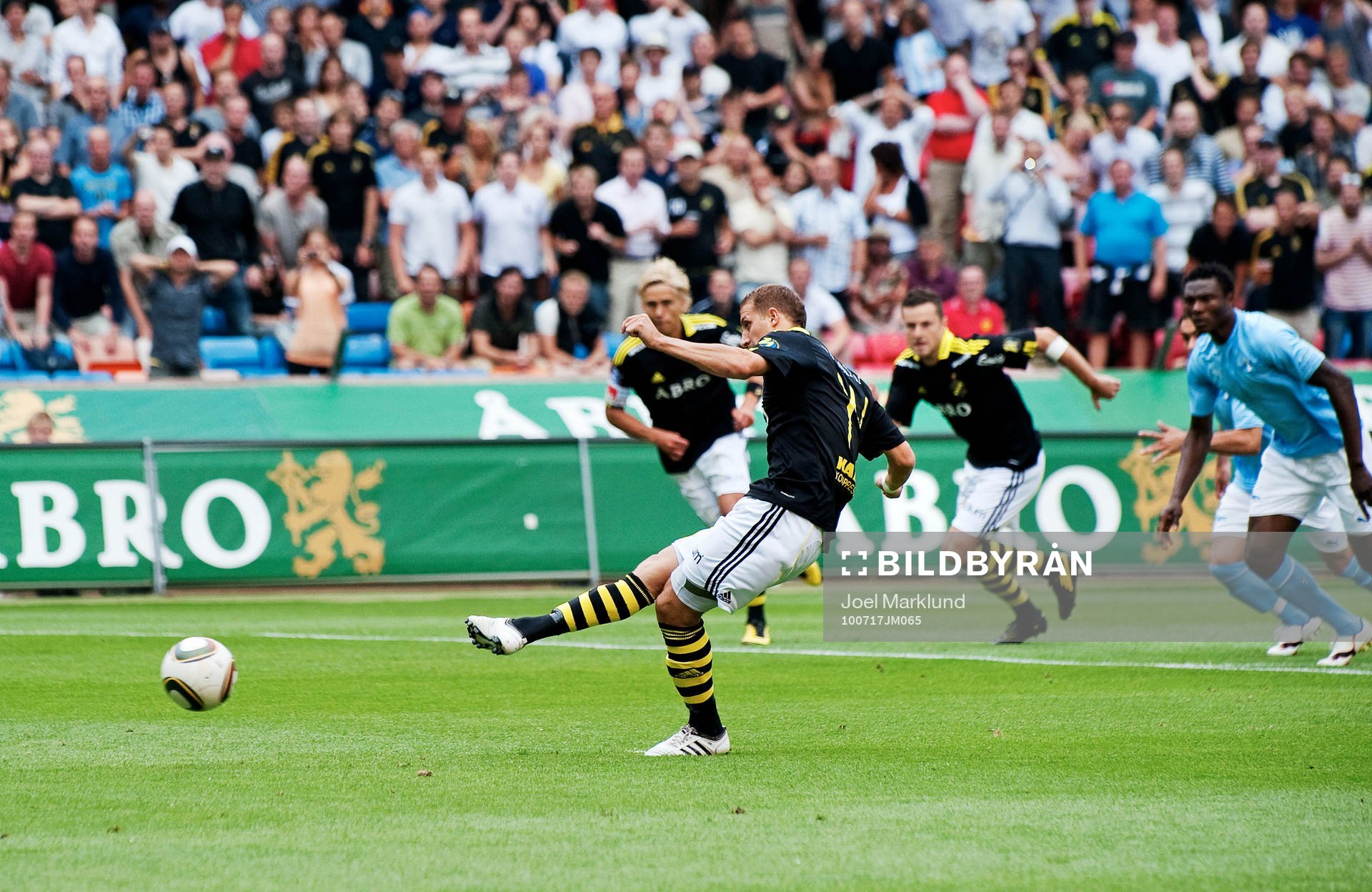 Kenny Pavey, AIK, skjuter in 1-0 på straff