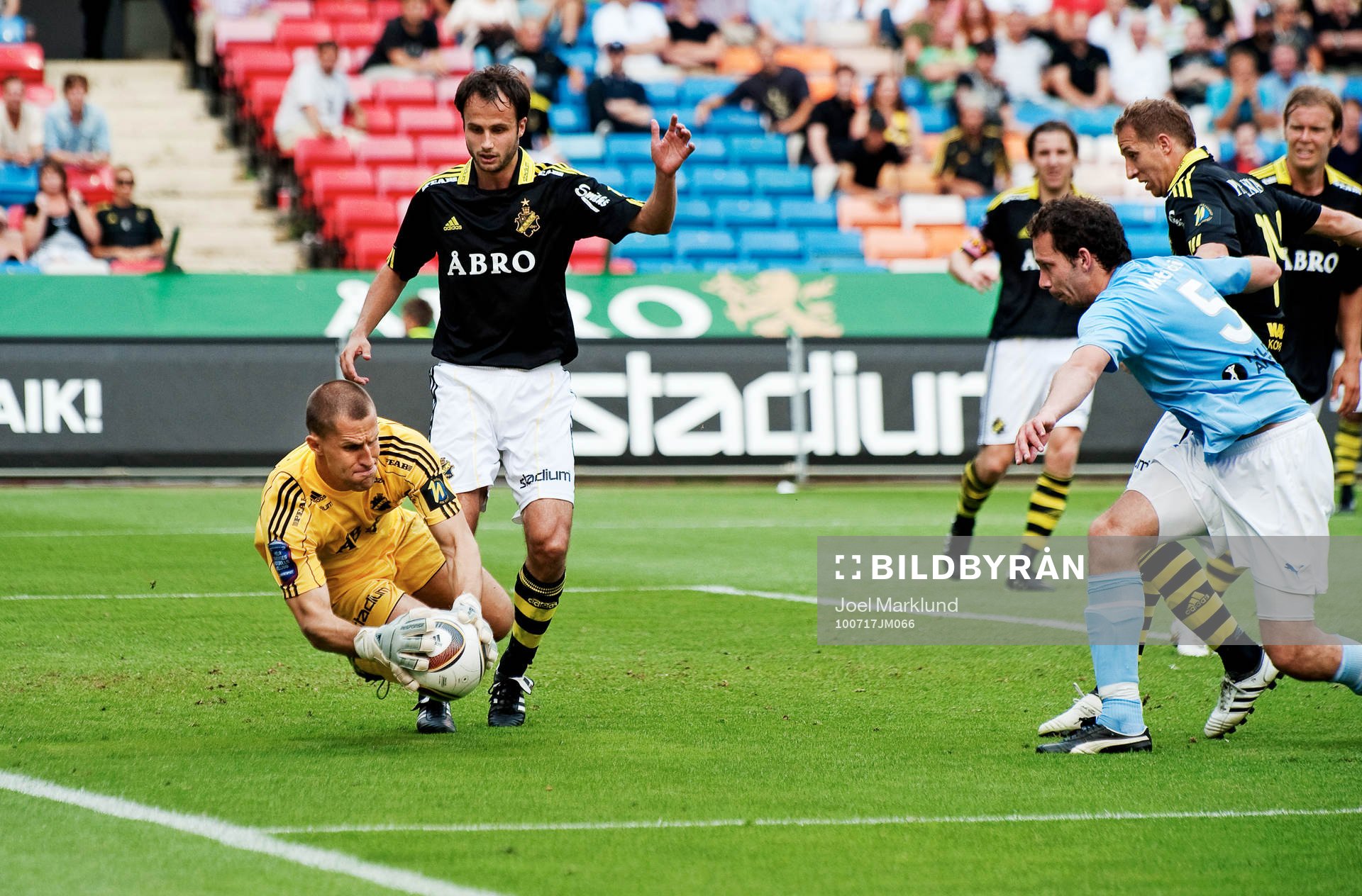 Ivan Turina, målvakt, AIK, räddar ett skott från Miljan