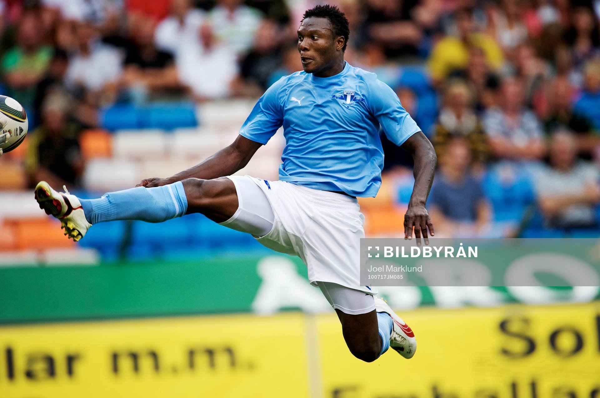 Edward Ofere, Malmö, hoppar upp och träffar Ivan Turina,