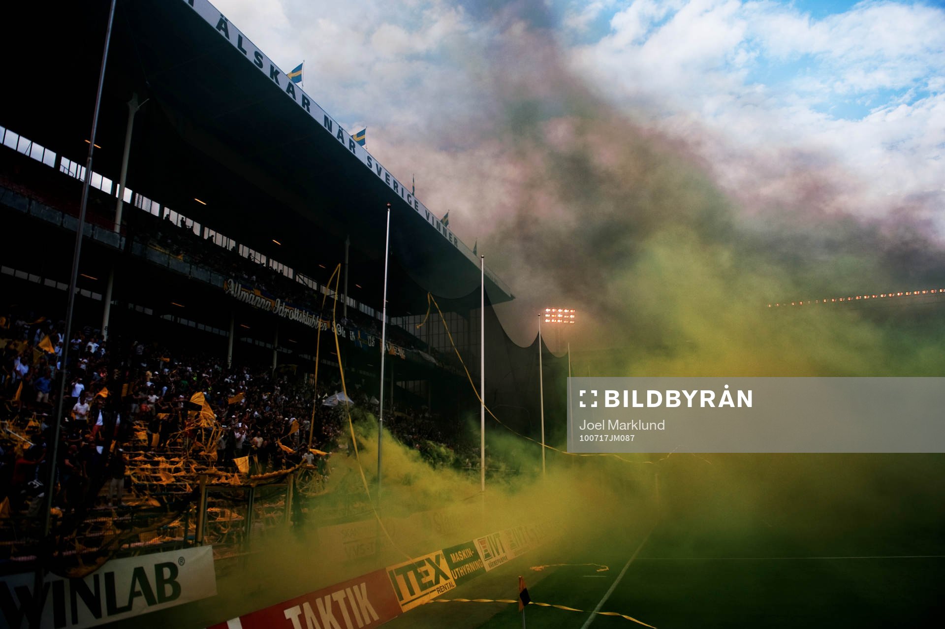 AIK-klacken utlöste bengaleld som försenade matchstarten.