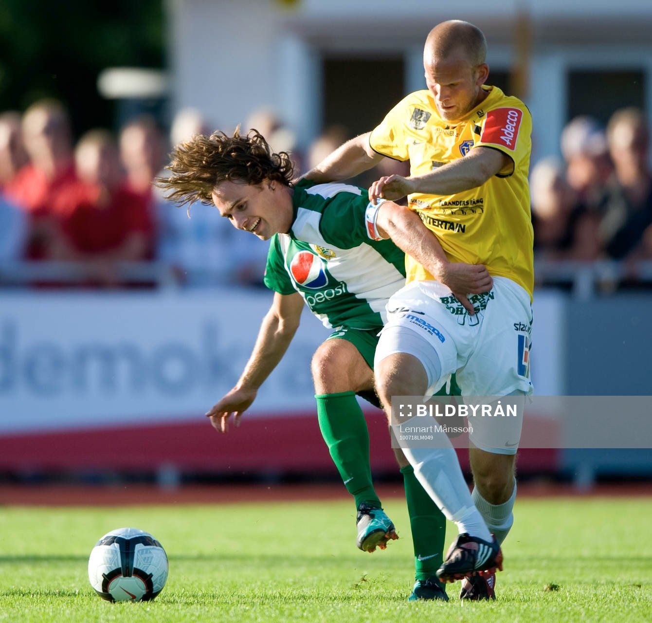 Simon Helg, Hammarby, vräks omkull av Ropbin Ganemyr,