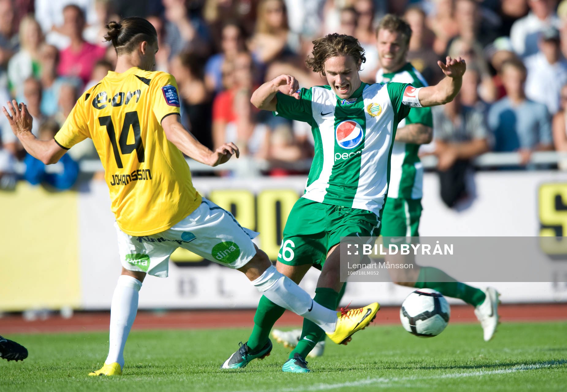 Simon Helg, Hammarby, försöker ta sig förbi Erik