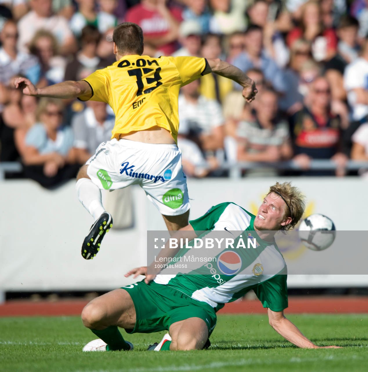  Tobias Holmqvist, Hammarby, försöker stoppa Kristoffer Englén, Falkenberg