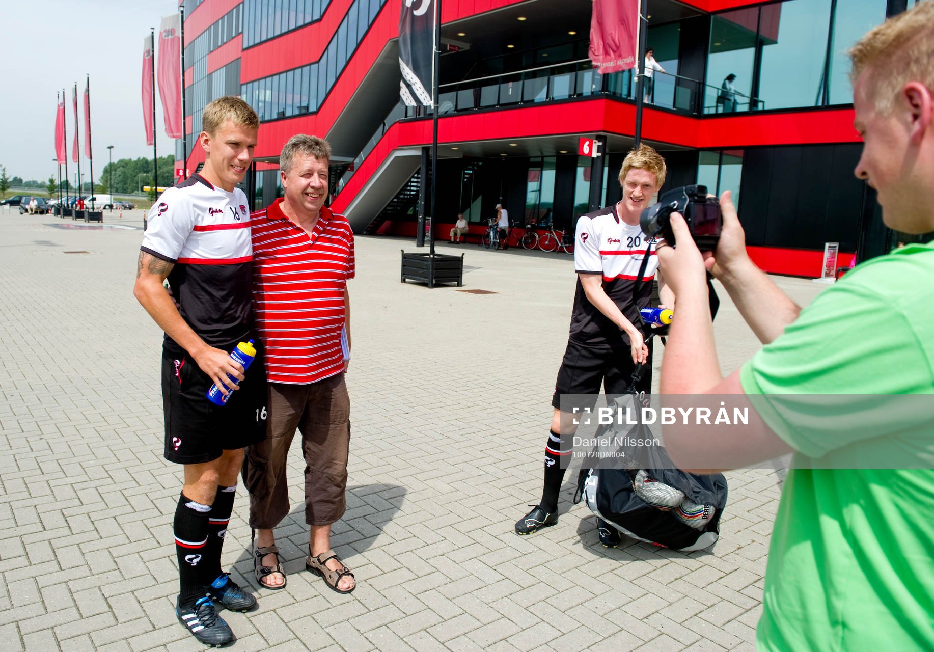 Pontus Wernbloom och Rasmus Elm, skriver autografer