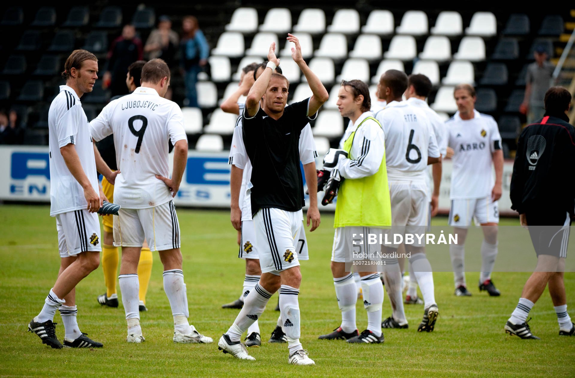 Kenny Pavey, AIK applåderar fansen